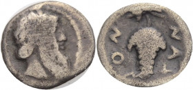 Sizilien. 
Naxos. 
Litra, 461-430 v. Chr. Kopf des Dionysos n. r. mit breitem, langem Bart im Perlenkreis. Rv. NAX-ION (rückl.). Traube. 0,66 g. Cah...