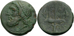 Sizilien. 
Syrakus. 
Hieron II., 275-215 v. Chr. Bronze. 240-215 v. Chr. Kopf des Zeus mit Tainia n.l. Rv. IER-WNOS Dreizack; l. und r. je ein Delfi...