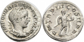Kaiserzeit. 
Gordianus III., 238-244. Denar, 241-243 Drap., gep. Büste mit L. n. r. Rv. PM TRP III COS II PP Gordianus in militärischer Tracht n. r. ...