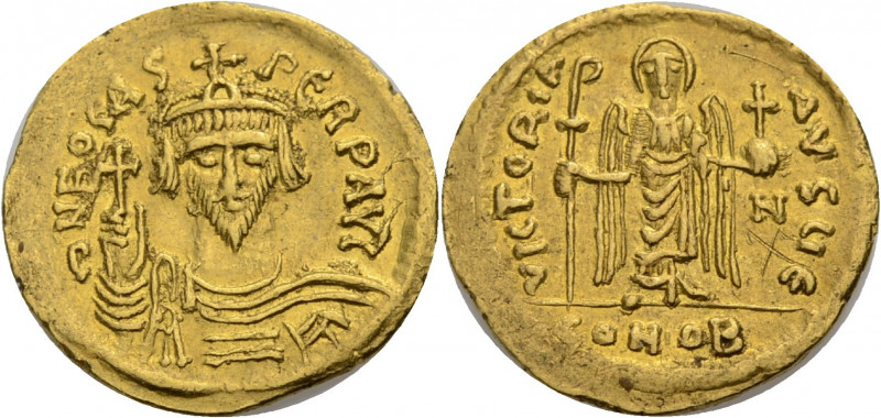 Phocas, 602-610. Solidus, 607-609. Büste von vorne mit Kreuzglobus und Krone. Rv...