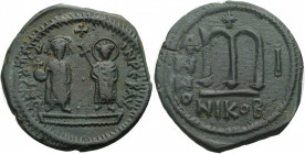 Phocas, 602-610. Bronze-Follis, Jahr 1, mit Leontia. 602-603 Nikomedia. Phocas l. und Leontia r. frontal stehend; der Kaiser hält in der R. Kreuzglobu...