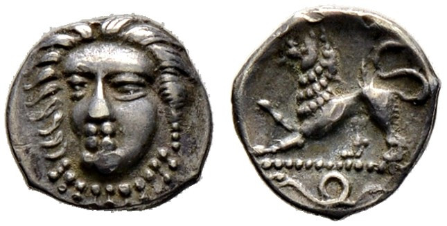 Kampania. Phistelia. 
Obol ca. 300 v. Chr. Weiblicher Kopf fast von vorn / Löwe...