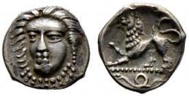 Kampania. Phistelia. 
Obol ca. 300 v. Chr. Weiblicher Kopf fast von vorn / Löwe nach links, unten Schlange. SNG ANS 590ff. 0,66 g gutes sehr schön