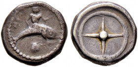 Kalabria. Tarent. 
Didrachme ca. 500-480 v. Chr. Delphinreiter nach rechts, darunter Kammmuschel / Vierspeichiges Rad. Vlasto 75ff, Fischer-Bossert 7...