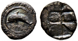 Sizilien. Messana (Zankle). 
Litra ca. 500 v. Chr. Delphin in Hafenbecken nach links / Quadratum Incusum mit neun Feldern, im Zentrum Kammmuschel. SN...