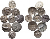 9 Stücke: GRIECHISCHE Kleinsilbermünzen (Obole und Litren). Dabei SELINUNT (SNG ANS 711); NEAPOLIS (SNG ANS 423); PHISTELIA (SNG ANS 590ff); SYRAKUS (...