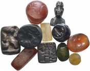 11 Stücke: Diverse Objekte (Siegelsteine, Anhänger, Magisches Amulett etc.) aus Metall und Karneol.
sehr schön, sehr schön-vorzüglich

Interessantes K...