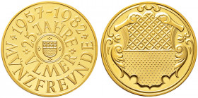 Ulm, Stadt. 
Feingoldmedaille 1982 unsigniert, auf die 25-Jahrfeier der Ulmer Münzfreunde. 30 mm, 10,10 g (Goldpunze 1000 auf dem Rand) nur in kleine...