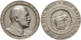 Drittes Reich. 
Mattierte Silbermedaille 1933 von F. Beyer, auf die Ereignisse des Jahres. Büste Hitlers nach rechts / Adlerkopf auf Hakenkreuz im Ei...
