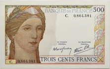 France - 300 francs (06 octobre 1938) 
Lettre C / Numéro 0864381

F.29.01 
SUP+

Type rare. Magnifique exemplaire avec deux épinglages BDF et quelques...