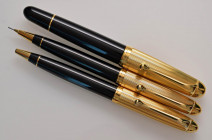 AURORA Set di tre pezzi: portamine, penna a sfera e stilografica - Stilografica con pennino in oro da 14 kt - In portapenne Waterman di cuoio marrone...