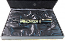 MONTBLANC Penna stilografica - Modello Oscar Wilde (1994) - Pennino M in oro 18 kt. Una firma incisa decora il cappuccio in lacca. In scatola non comp...