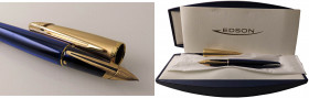 WATERMAN Penna stilografica - “Edson”. Corpo della penna in preziosa resina blu con finiture dorate. Pennino in oro giallo 18kt. misura “M”. Penna nuo...