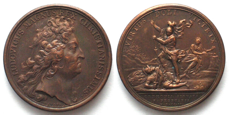1702. DÉFENSE DE CRÉMONE.
AE Medaille par Jean Mauger (1648-1722). 41mm, 34.7g....