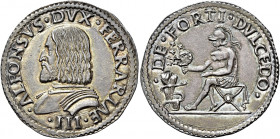 Ferrara. Alfonso I d’Este, 1505-1534 

Quarto di scudo o testone, AR 9,76 g. ALFONSVS DVX FERRARIAE III Busto barbuto e corazzato a s. Rv. DE FORTI ...
