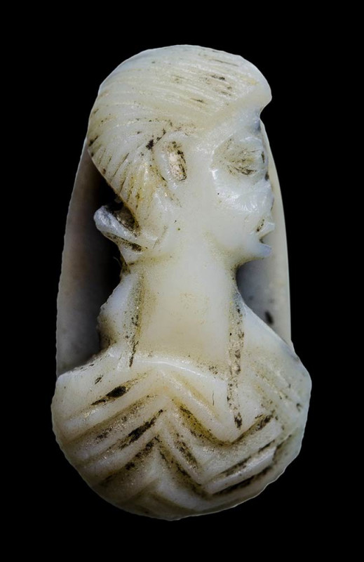 A roman double-layered onyx cameo. Female bust.

3rd century A.D.
7x15x6 mm
...
