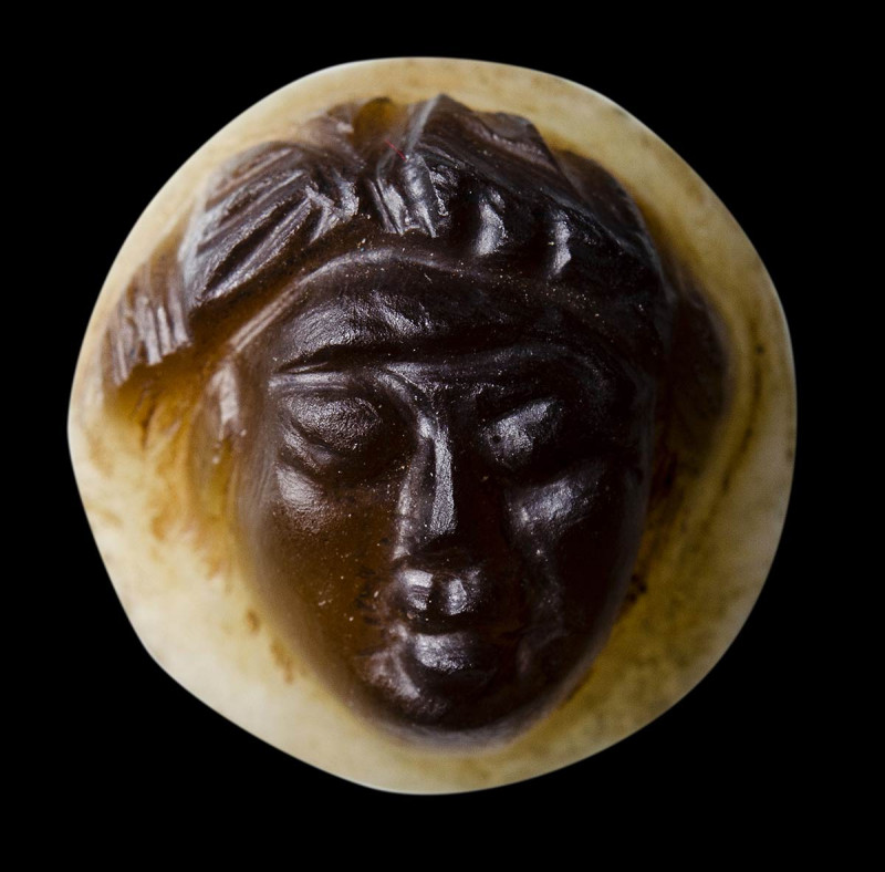 A roman double-layered agate cameo. Facing head. 

3rd-4th century A.D.
11x11...