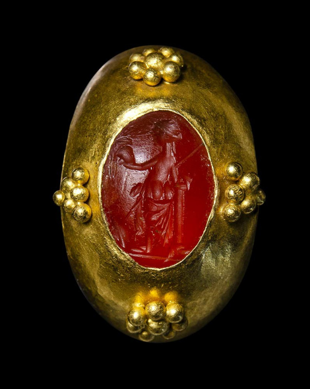 A late roman gold ring set with a carnelian intaglio. Venus Victrux.

Intaglio...