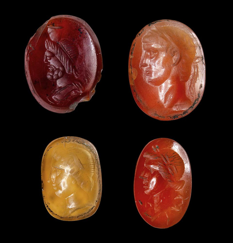 A group of 4 roman agate and carnelian intaglios. Varia

2nd century A.D.
12x...