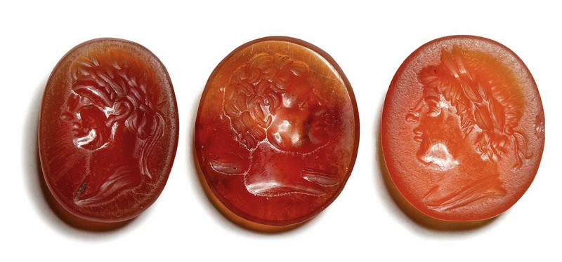 A lot of 3 postclassical carnelian intaglios. Portraits.

16th-18th century. ...