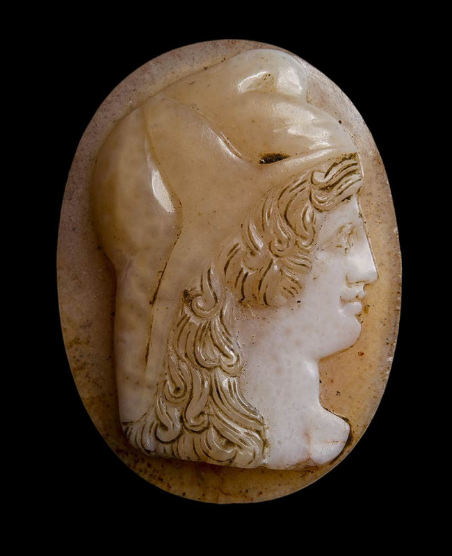 A neoclassical three-layered agate cameo. Paris.

19th century.
19x24x5 mm
...