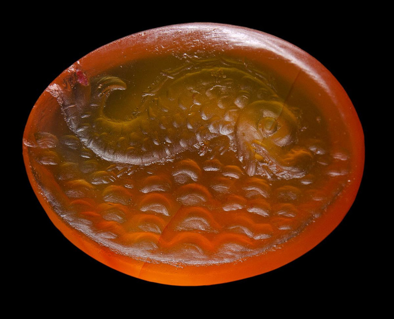 A renaissance carnelian intaglio. Dolphin. 

16th century. 
10x12x3 mm

The...