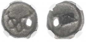 De VOC in Voor-Indië - Cochin - Bazaroek or 1/32 Stuiver ND (1663-1724) tin (Scho. 1254) - Obv. VOC-monogram / Rev. 'Harp'/Cauri-shell - NGC slab AU d...