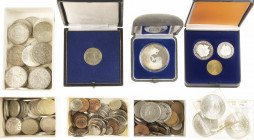 Doos met zilveren munten: 73 guldens, 34 rijksdaalders, 18 zilveren tientjes (groot) en 4 Wilhelmina rijksdaalders, tevens wat diverse munten Nederlan...