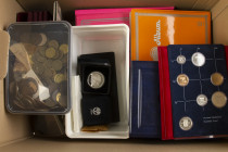 Grote doos met fdc- en proofsets, Juliana en Beatrix album (niet compleet), 50 guldenstukken, Beneluxset en diverse munten Antillen en wereld