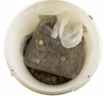 Bucket with 16,5 kilos copper cents