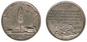 Historiepenningen - 1775 - Medal 'De stormvloed van november 1775' by J.M. Lageman (VvL.505) - Obv. Waters flooding dike, cedar under God's eye stays ...