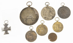 Nederlands Indië - Lot van 5 prijspenningen Nederlandsch-Indische Schietconcours 1907-1909, één vervaardigd uit een Trouwe Dienst-medaille, 1x Ned. In...