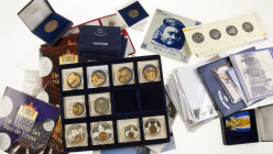 Netherlands - Box containing a lot of modern medals, many in sets or on medal-letters, some silver; also a bag of ½ Cent Nederlands Indië, 3 Dutch coi...