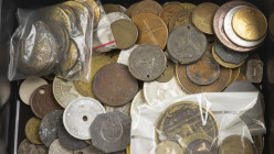 World - Interesting lot of ca. 120 medals and tokens incl. 5 Pf Cantine Germania, half souvereign Co-op Bath and bag of Neurenberg counters