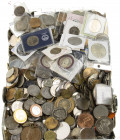 World - Plastic doos met ruim 12,5 kilo best leuke moderne penningen
