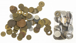 World - Doosje met ca. 75 Skandinavische tokens w.o. transport, plus zakje modernere idem
