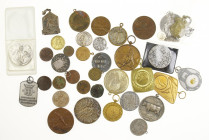 World - Doosje allerlei penningen w.o. mooie hondenpenning Amsterdam 1905, zilveren Trouwe Dienst met miniatuur, Oranje-Nassau en denarius