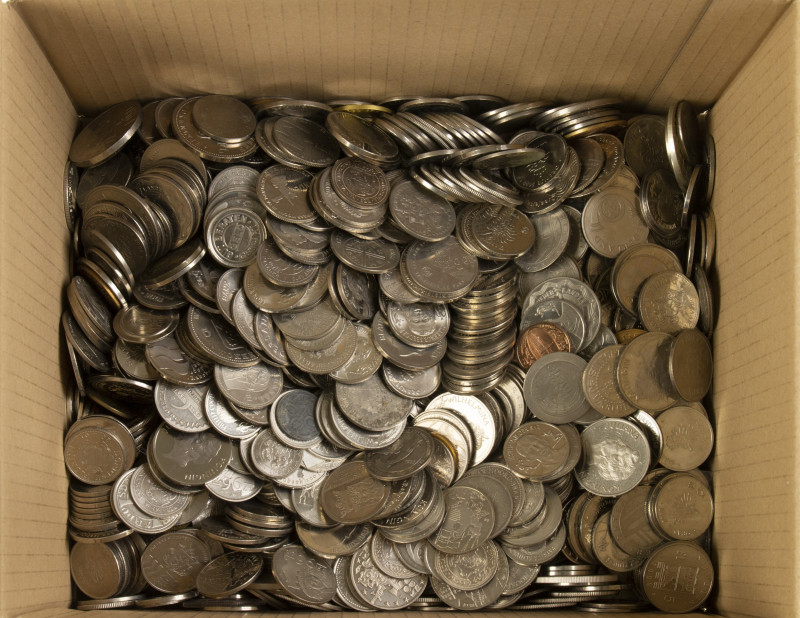 World - Box containing ca. 10 kg modern medals