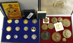 World - Box medals e.g. 'Pausbezoek Utrecht 1985', 'Exposition Universelle Liege 1905' by Dubois, 'De Hertog van Brabant 1853' by L. Wiener and nice a...