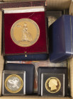 World - Modern medals, Nijverheidsmedaille in box, ecus and probes, Set âlde scilden, some gilt coins, Jaarpenningen HNM, gastokens and a worn 'brands...