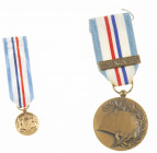 Medailles en onderscheidingen - Nederland - Medal 'Herinneringsmedaille voor VN Vredesoperaties' with clasp 'Libanon 1979', with miniature