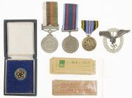 Medailles en onderscheidingen in lots - World - World, lot various medals, decorations and other military items, mix of originals and reproductions, s...