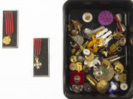 Medailles en onderscheidingen in lots - World - Small amount of medals, buttons and other items