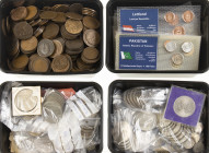 England - Lot with many copper coins, crownsize coins etc. in 3 small boxes, also some world coins in plastic non-official mint sets