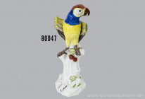 Porzellan, großer Papagei/Ara auf Baumstamm sitzend, Meissen, ca. 2. Hälfte 20. Jh., unterglasierte Schwertermarke, 47234/29X, an 2 Stellen minimale A...