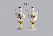 Konv. 1 Paar kleine Porzellan-Amphorenvasen, Meissen (1 Vase mit Nummern 34/K47), Blumendekor, mit figürlichen Henkeln, H ca. 15 cm, sehr guter Zustan...