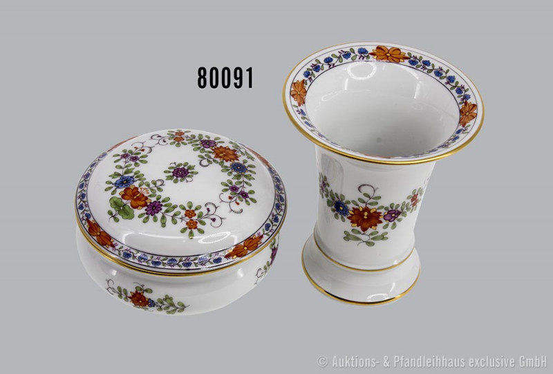 Konv. Porzellan, Meissen, Deckeldose und kleine Vase, mit Blumendekor, beide 1. ...