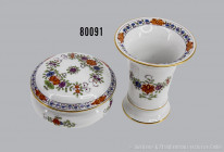 Konv. Porzellan, Meissen, Deckeldose und kleine Vase, mit Blumendekor, beide 1. Wahl, H bis 9,5 cm