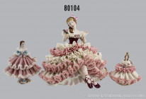 Konv. 3 Porzellan Figuren, dabei sitzende Ballerina, tanzende Ballerina und sitzende Frau,
glasiertes Porzellan mit Tüllröcken, duchbrochene Spitze, ...