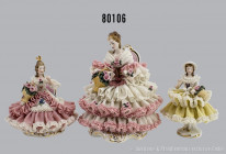 Konv. 3 Porzellan Frauen Figuren, dabei 2 x sitzend mit Blumenkörben und 1 x stehend mit Blumenkorb, glasiertes Porzellan mit Tüllröcken, duchbrochene...